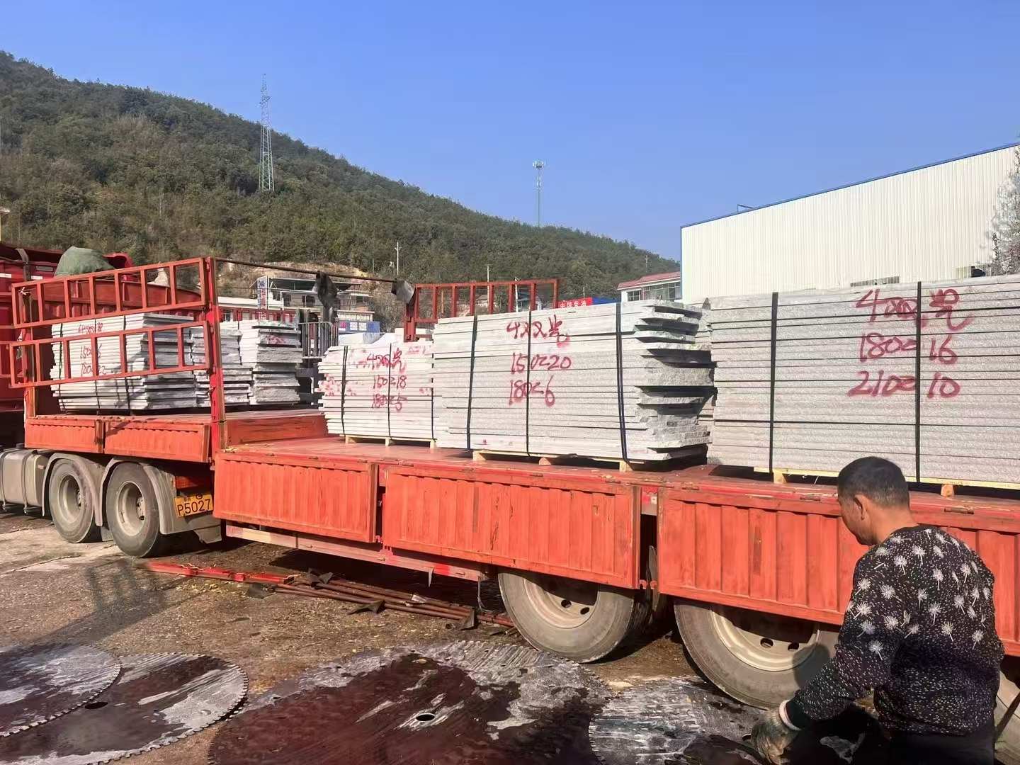 梧州 芝麻灰花岗岩光面毛板出货日常